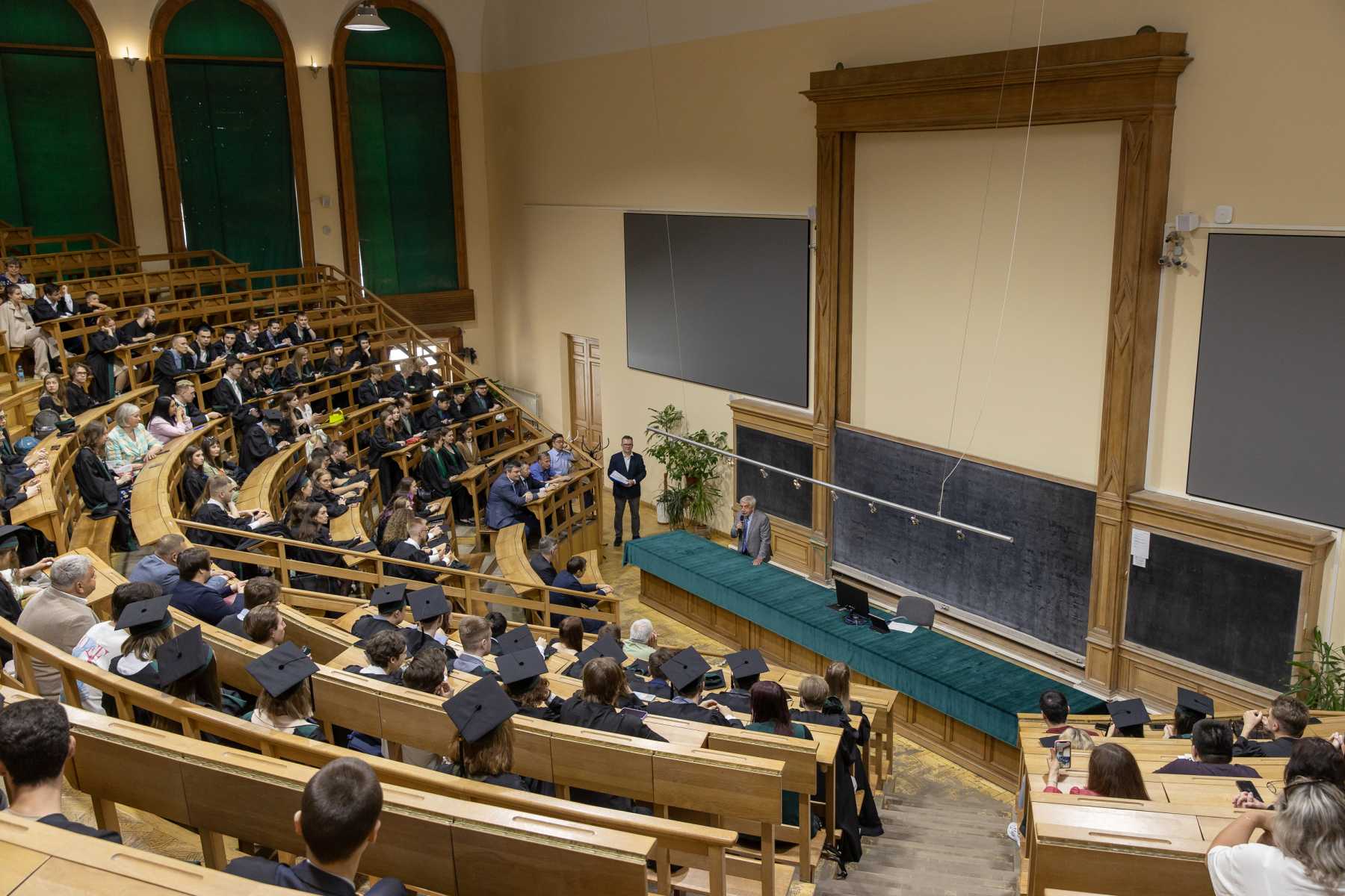 Выпускные церемонии Института компьютерных наук и технологий в Большой физической аудитории в Главном здании