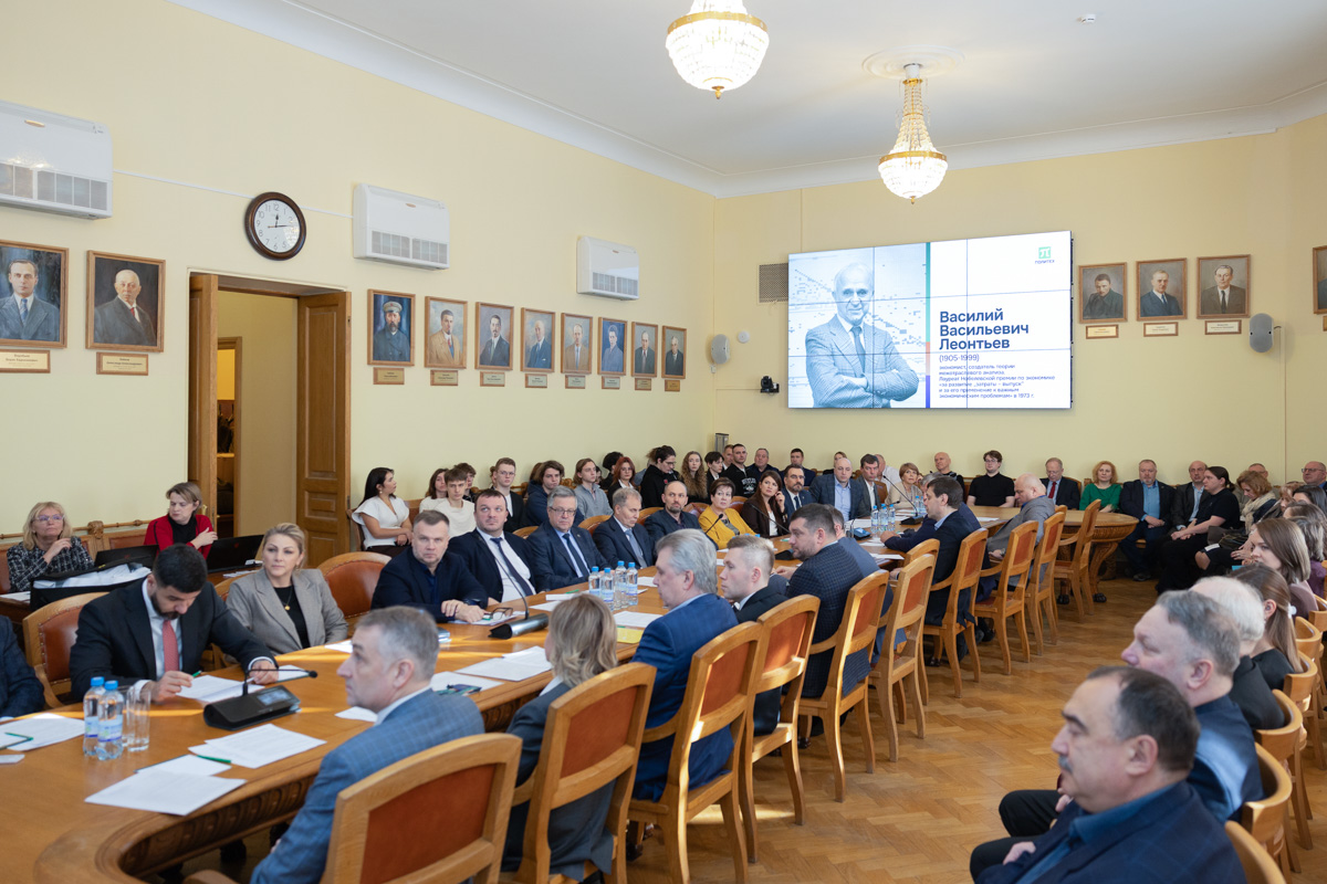 На Ученом совете наградили выпускников, благотворителей и сотрудников Университета
